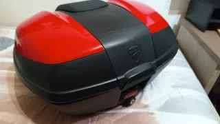 Top Case Ducati rojo.