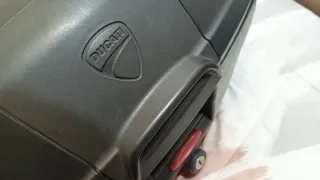Top Case Ducati rojo.