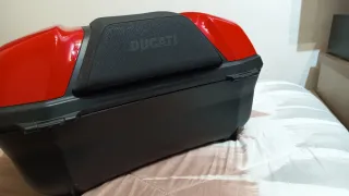 Top Case Ducati rojo.