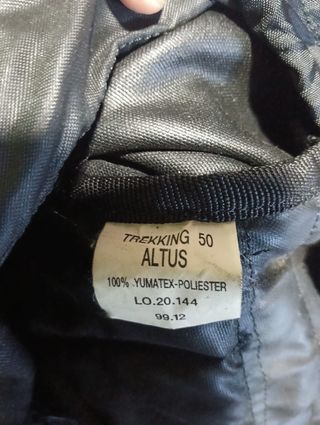 Mochila ALTUS TREKKING 50 Negra y Roja