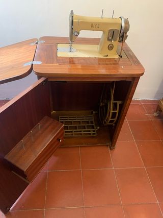 Máquina de coser Alfa antigua