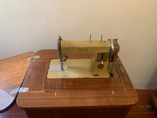 Máquina de coser Alfa antigua