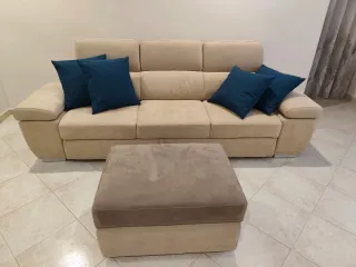 Divano letto beige con pouf