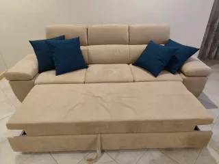 Divano letto beige con pouf