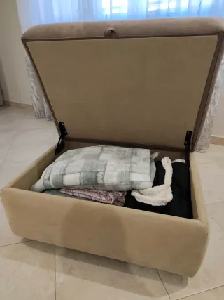 Divano letto beige con pouf