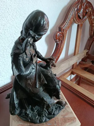 Figura Urregui en cerámica de una niña.