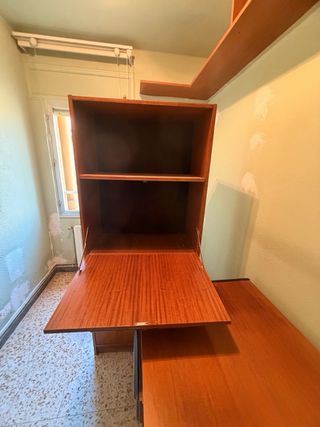 Mesa y estanteria de oficina