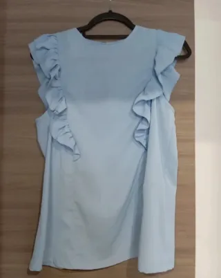 Blusa azul cielo con volantes