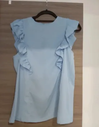 Blusa azul cielo con volantes