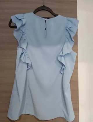 Blusa azul cielo con volantes