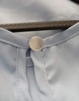 Blusa azul cielo con volantes