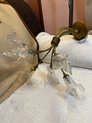 3 Lámparas colgantes dorada con tulipas de cristal