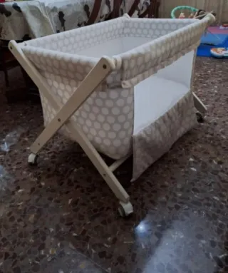 Minicuna gris con topos blancos incluye el colchón