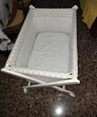 Minicuna gris con topos blancos incluye el colchón