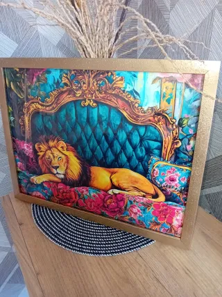 Cuadro León Dorado Sofá Estilo Barroco