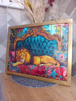 Cuadro León Dorado Sofá Estilo Barroco