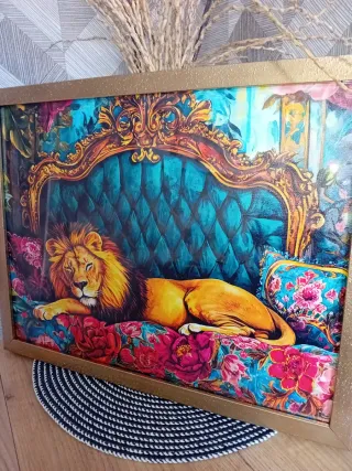 Cuadro León Dorado Sofá Estilo Barroco