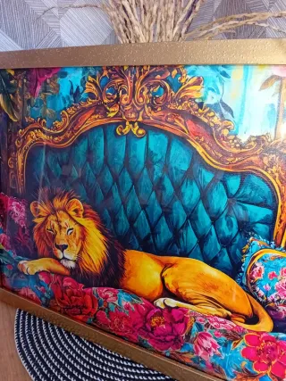 Cuadro León Dorado Sofá Estilo Barroco