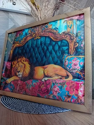 Cuadro León Dorado Sofá Estilo Barroco