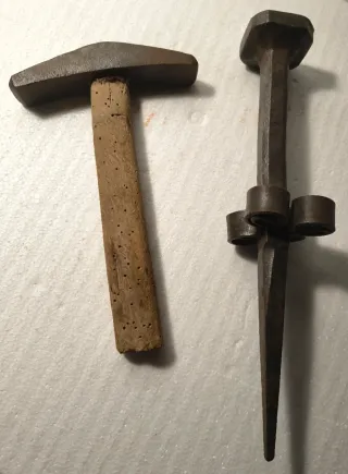 Falce con incudine vintage