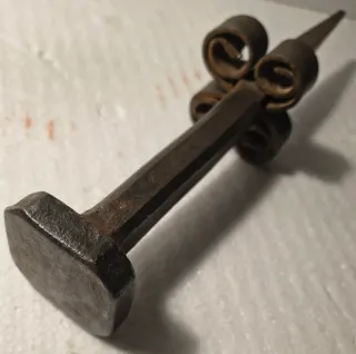 Falce con incudine vintage