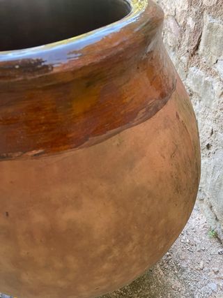 Tinaja o vasija antigua de barro