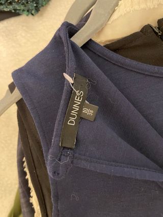 Vestido azul-marinho de verão sem mangas