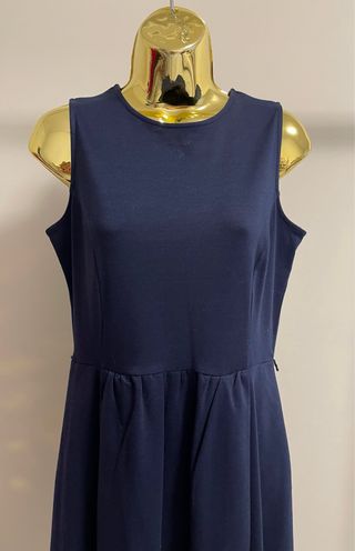 Vestido azul-marinho de verão sem mangas