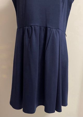 Vestido azul-marinho de verão sem mangas