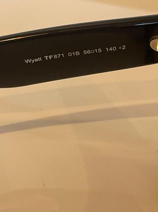 Gafas de Sol Tom Ford Negras con detalles dorados.