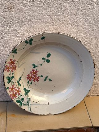Plato antiguo decorado flores