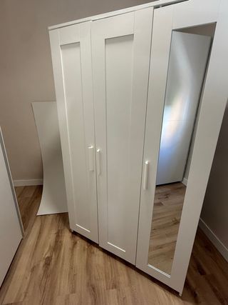 Armario blanco con puertas de espejo