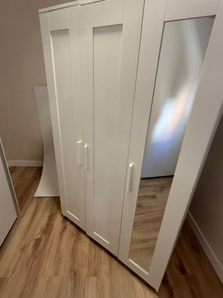 Armario blanco con puertas de espejo