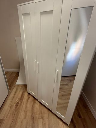Armario blanco con puertas de espejo