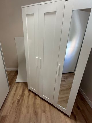 Armario blanco con puertas de espejo