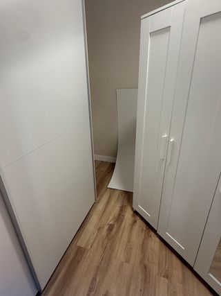 Armario blanco con puertas de espejo