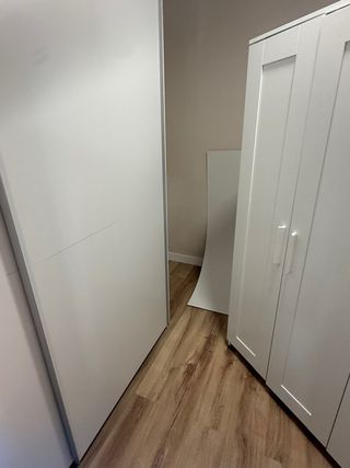 Armario blanco con puertas de espejo