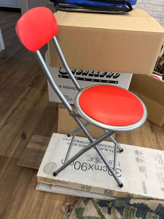 Un par de sillas plegables roja y plateada