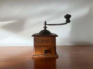Molinillo de café antiguo de madera