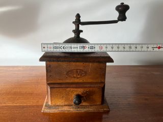 Molinillo de café antiguo de madera