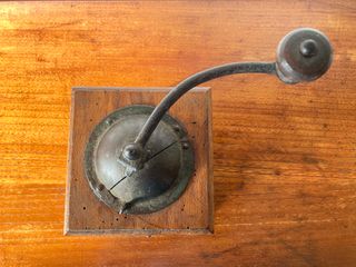 Molinillo de café antiguo de madera
