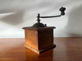 Molinillo de café antiguo de madera