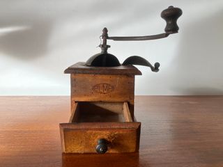 Molinillo de café antiguo de madera