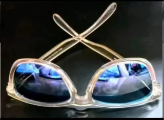 Gafas de sol beige y azules