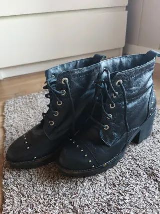 Botines de cuero negras con tachuelas