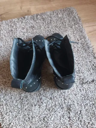 Botines de cuero negras con tachuelas