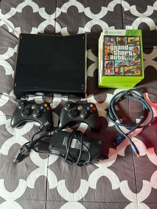 Xbox 360 con 2 mandos y juegos