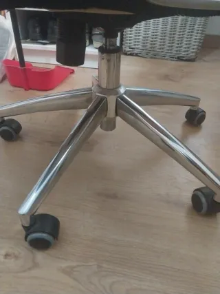 Silla giratoria negra 10€