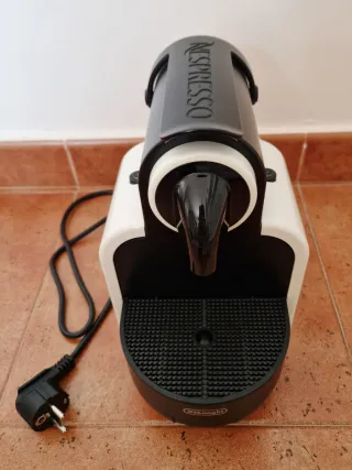 Cafetera Nespresso Delonghi color Crema