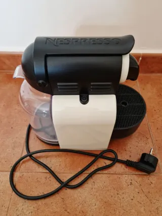 Cafetera Nespresso Delonghi color Crema